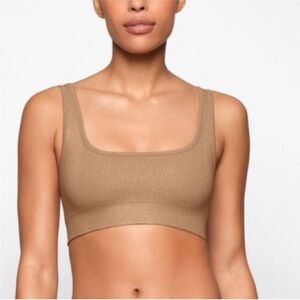 SKIMS SOFT SMOOTHING SEAMLESS LUREX SCOOP NECK BRALETTE